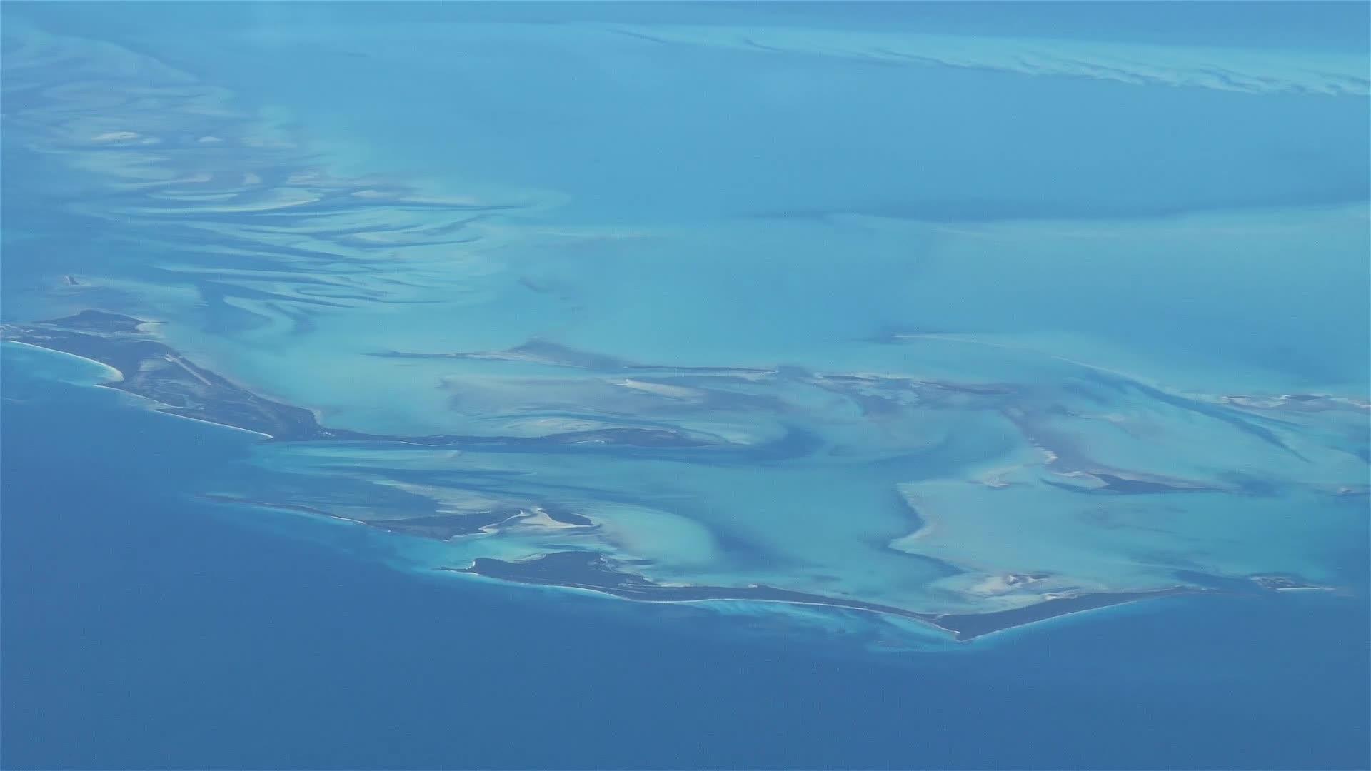 飞越巴哈马美丽的海洋色彩实际的空中视频视频的预览图