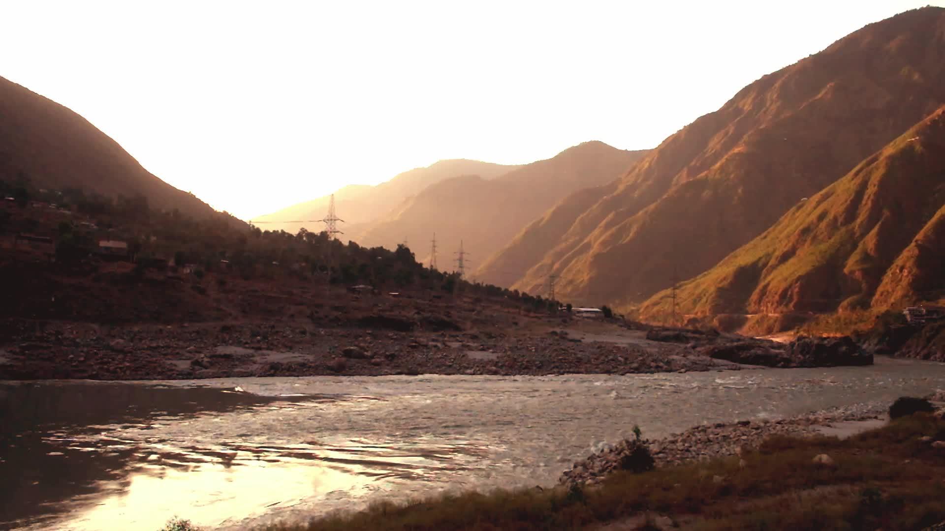山上的日出流过河视频的预览图