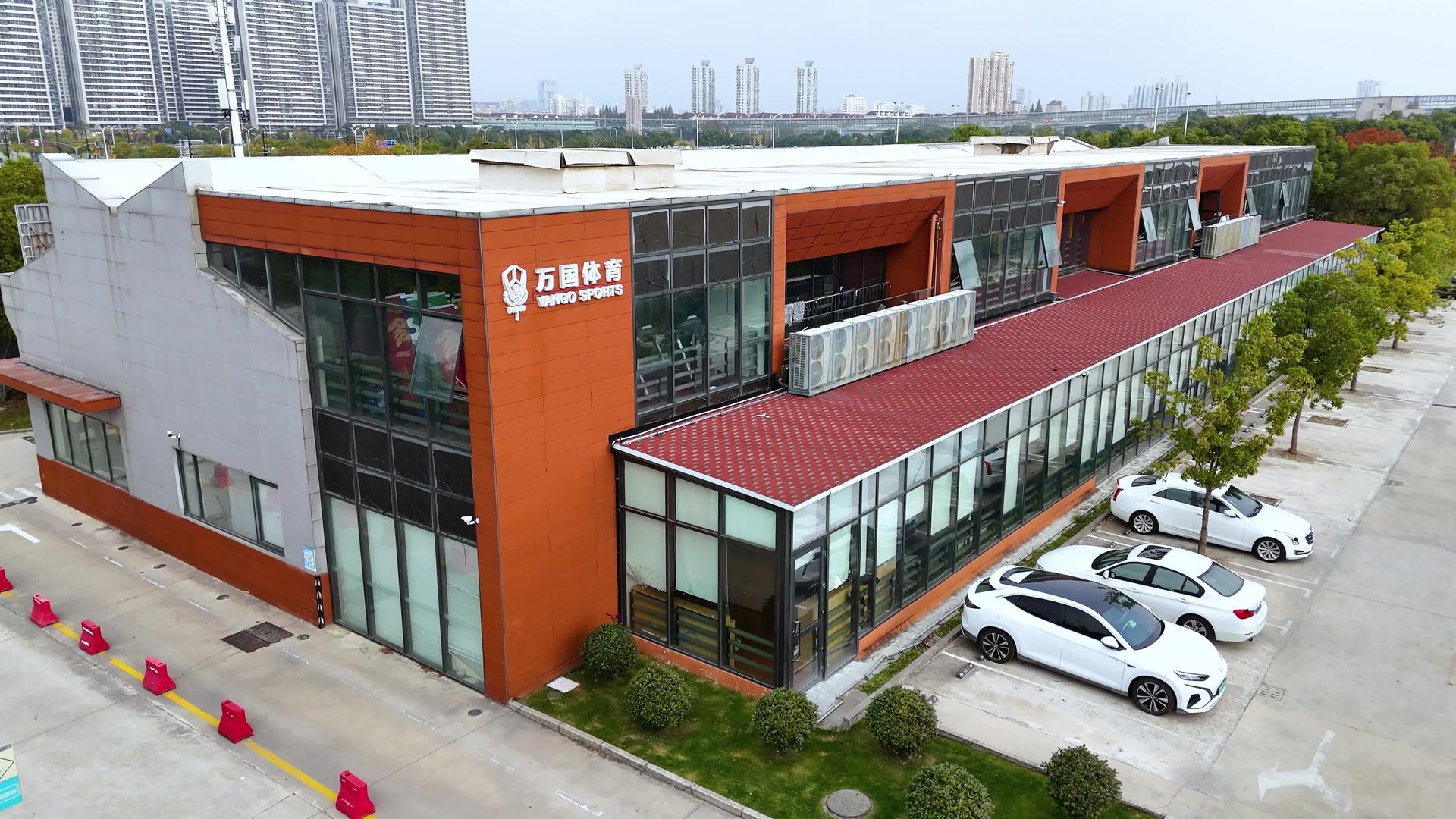 万国体育上海击剑中心航拍风光4k视频的预览图