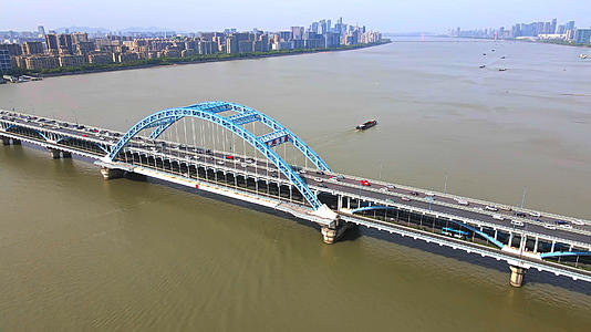 4K航拍刷锅双层铁桥杭州复兴大桥钱塘江水运视频的预览图