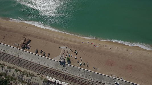 海滩海洋铁路和酒店巴塞罗那视频的预览图