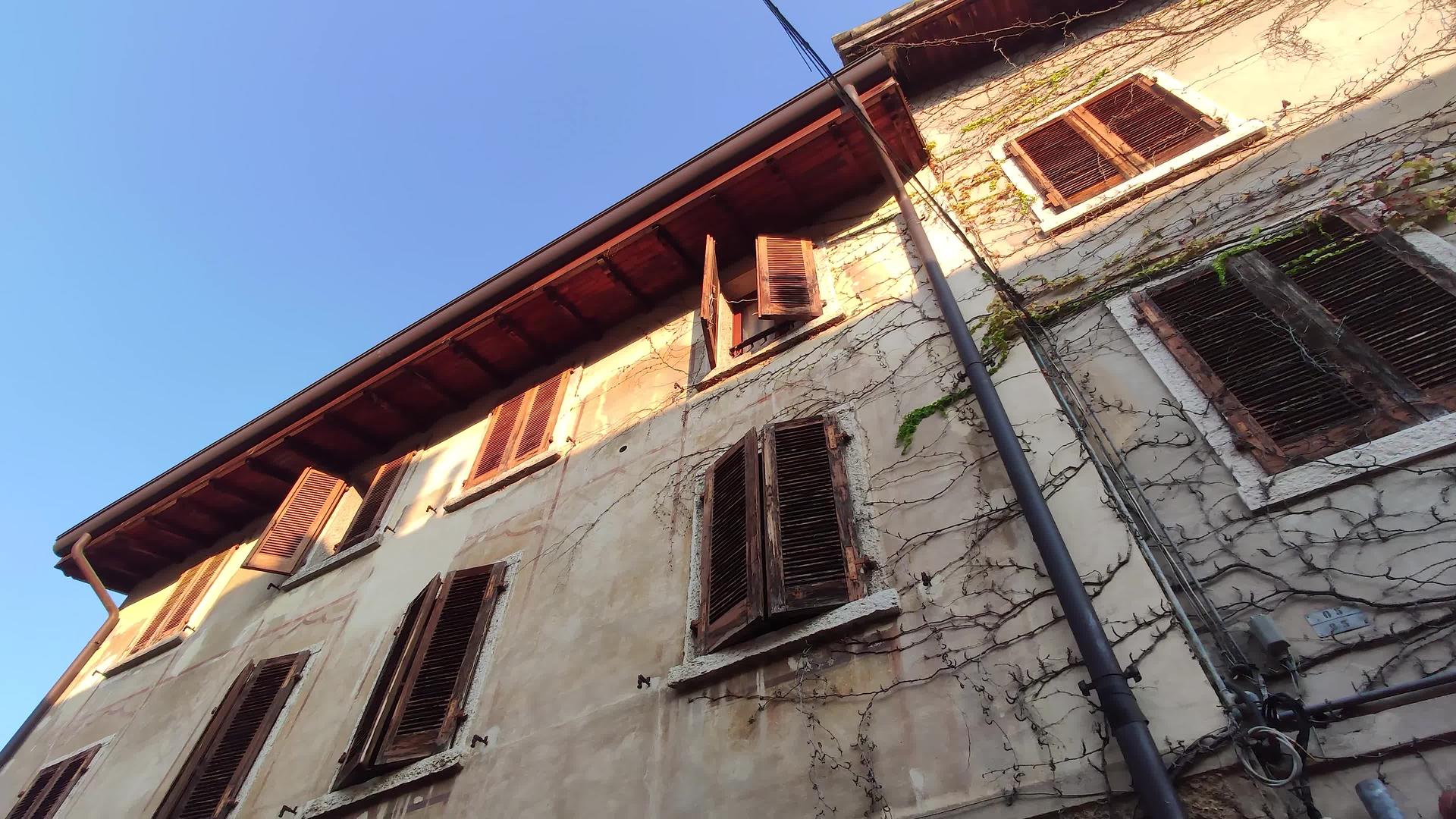 巴多利诺在意大利岛的老房子视频的预览图