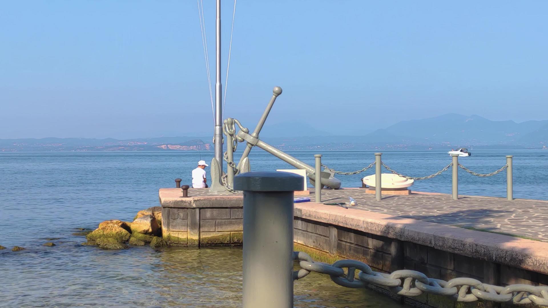 巴巴多利诺码头位于意大利的格拉达湖视频的预览图