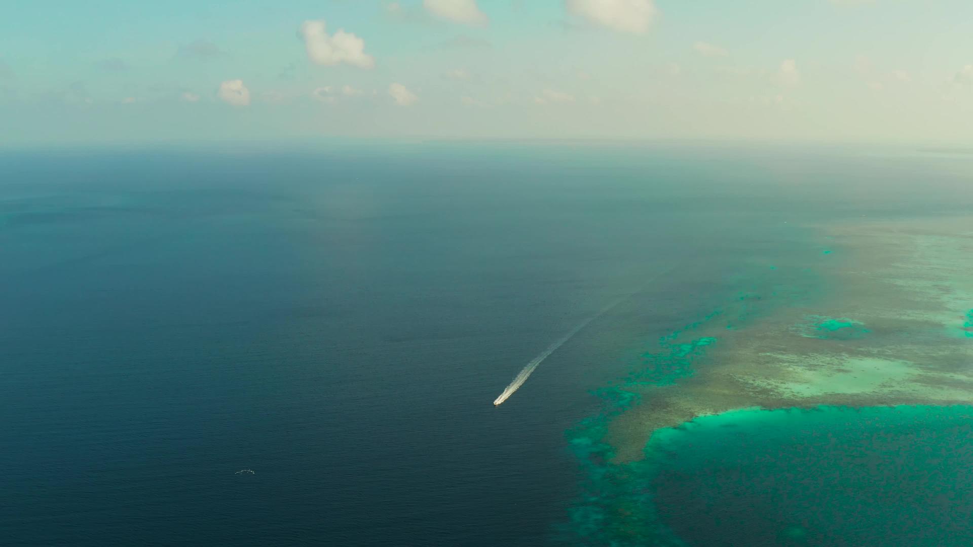 海景珊瑚礁和蓝海配备了移动船巴拉巴克古拉旺菲视频的预览图