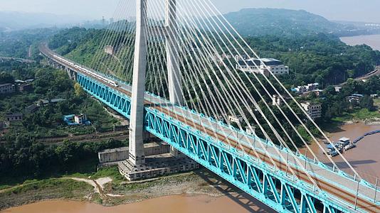 航拍高铁过重庆白沙沱高架桥视频的预览图