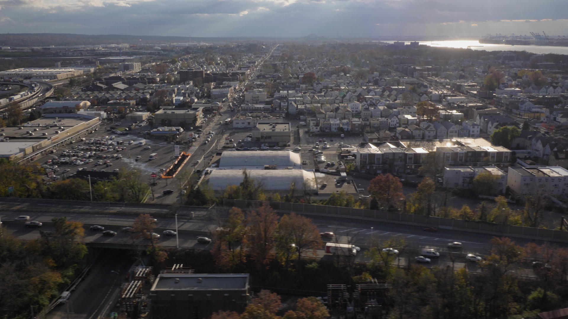 美国新泽西州居民区新泽西州鸟瞰图侧飞视频的预览图