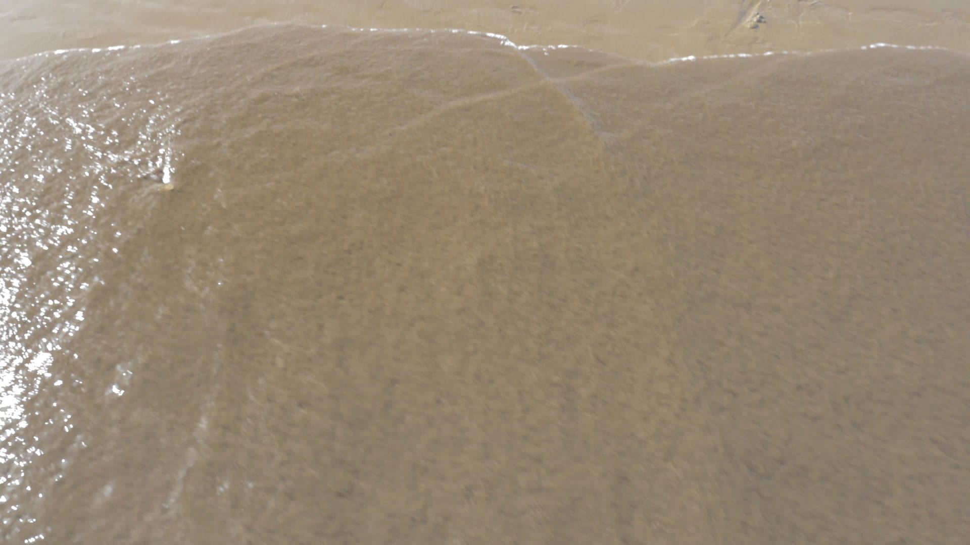 沙子上写着海浪洗涤视频的预览图