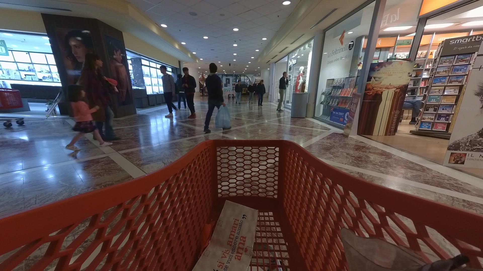 购物袋和小货车在超市流动视频的预览图