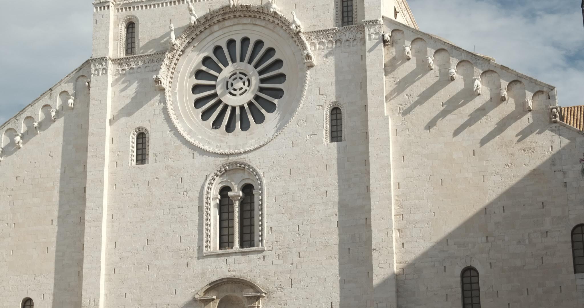 在石灰石的巴里有一座萨比诺大教堂视频的预览图