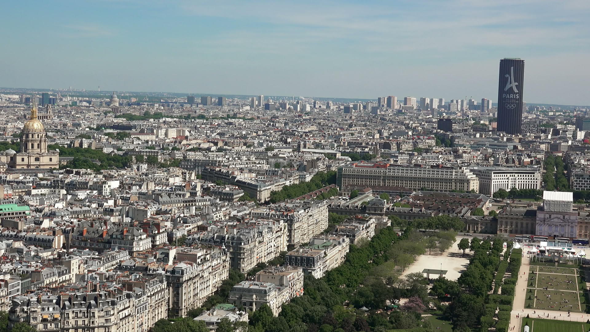 从Eiffel塔楼射入法国巴黎泛神殿的手持式放大器视频的预览图