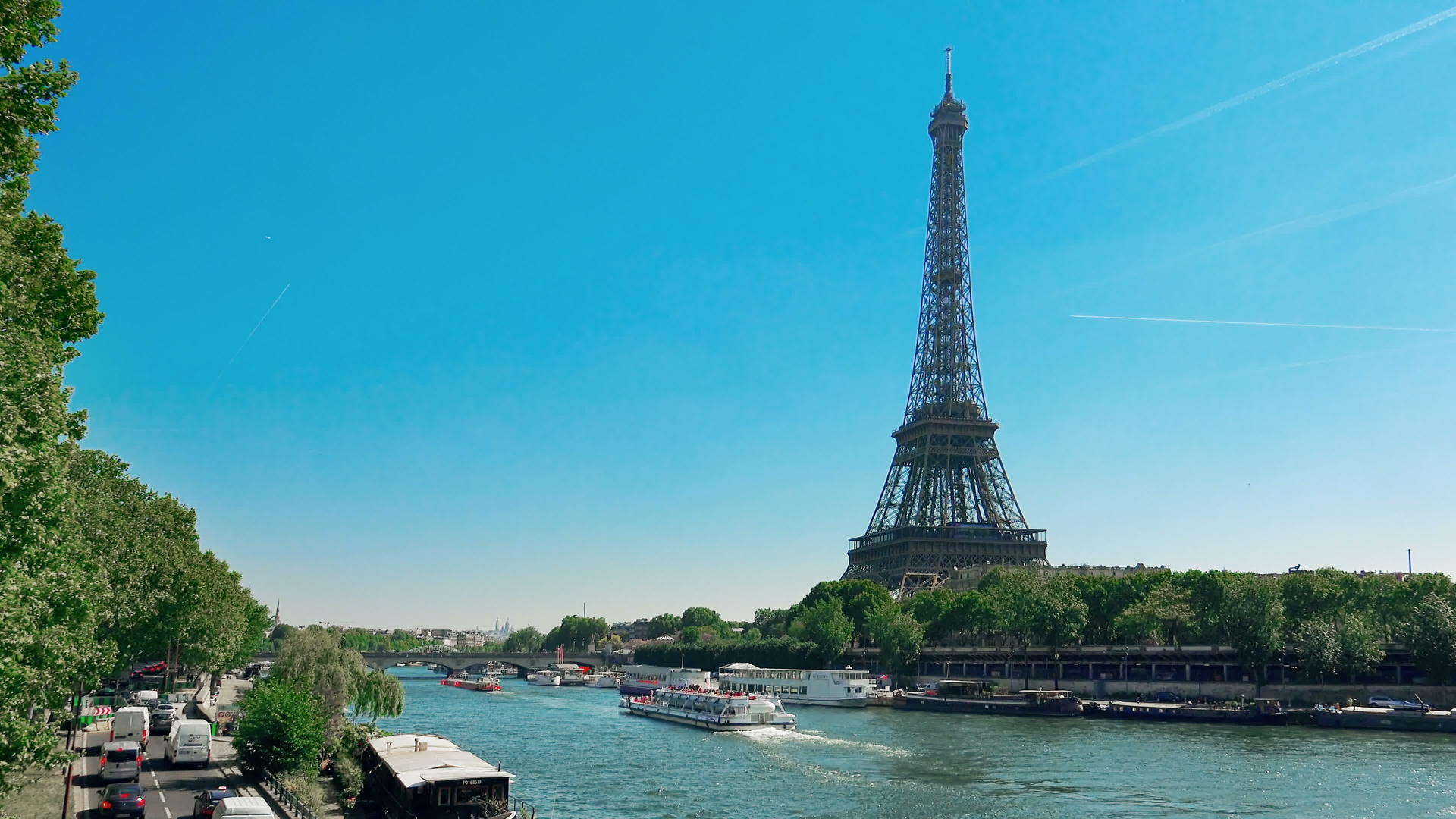 在埃菲尔塔之前法国巴黎的道路和河流交通汽车和船只视频的预览图