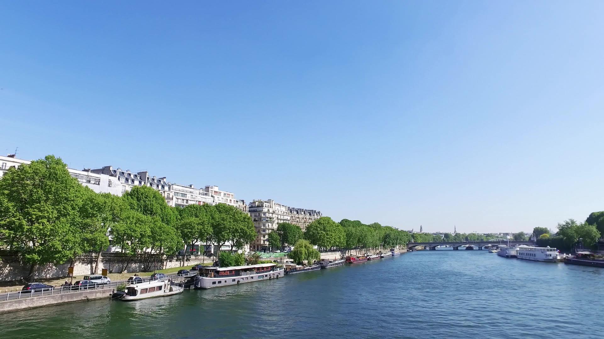 从BirHakeim在桥上俯瞰巴黎的蓝天视频的预览图