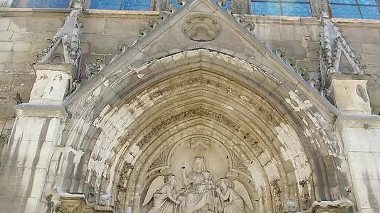 圣人教堂大门入口在法国拉丁石器大厅视频的预览图