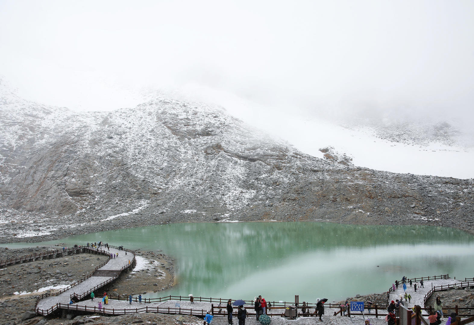 4k雪中的四川阿坝达古冰川视频的预览图