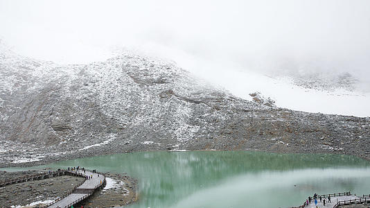 4k雪中的四川阿坝达古冰川视频的预览图