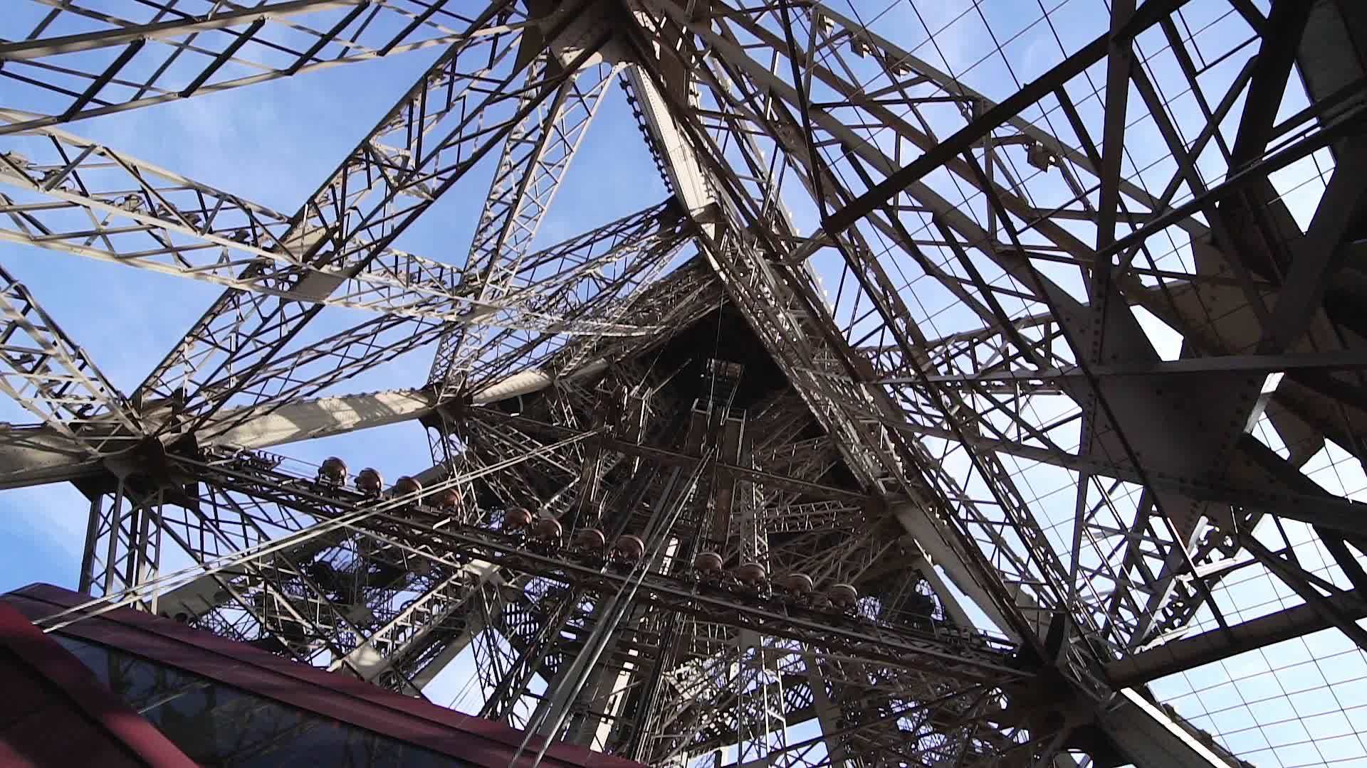 Eiffel金属结构细节内部巴黎法郎视频的预览图