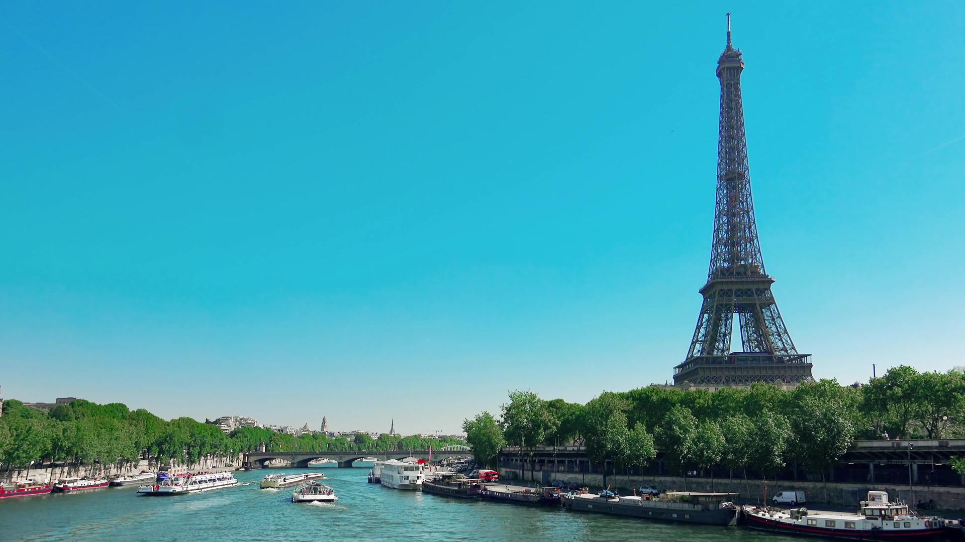 埃菲尔塔旁边有一艘船在巴黎的河边视频的预览图