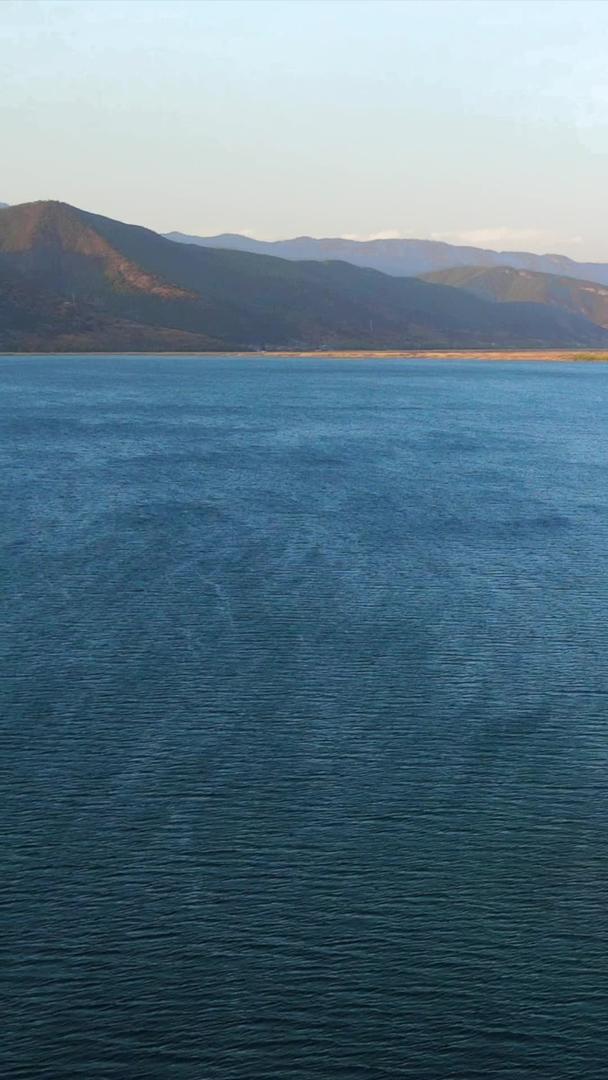 黄昏延迟的四川泸沽湖海岸航拍视频的预览图