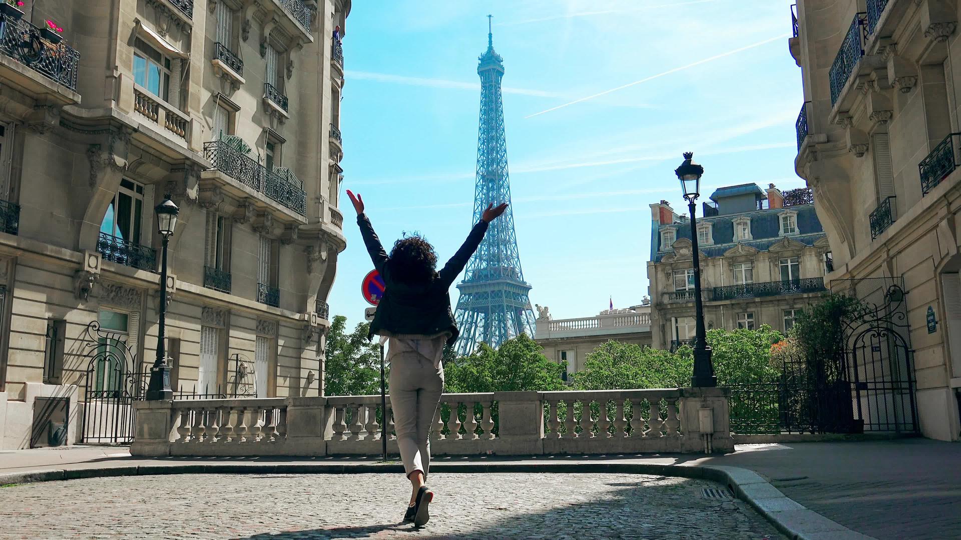 走在卡蒙斯乐的女人走在卡蒙斯大道街举手在巴黎视频的预览图