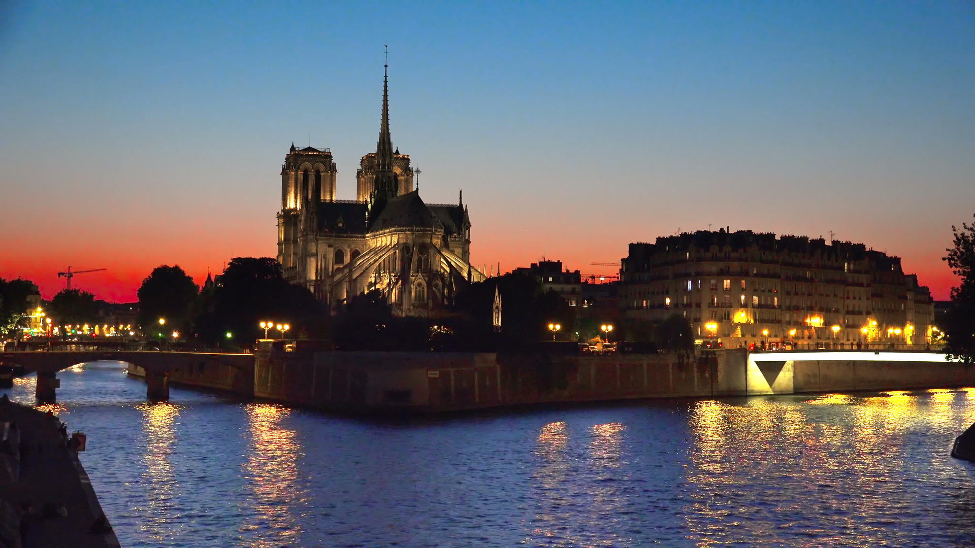 塞纳河和巴黎圣母院的日落背景视频的预览图