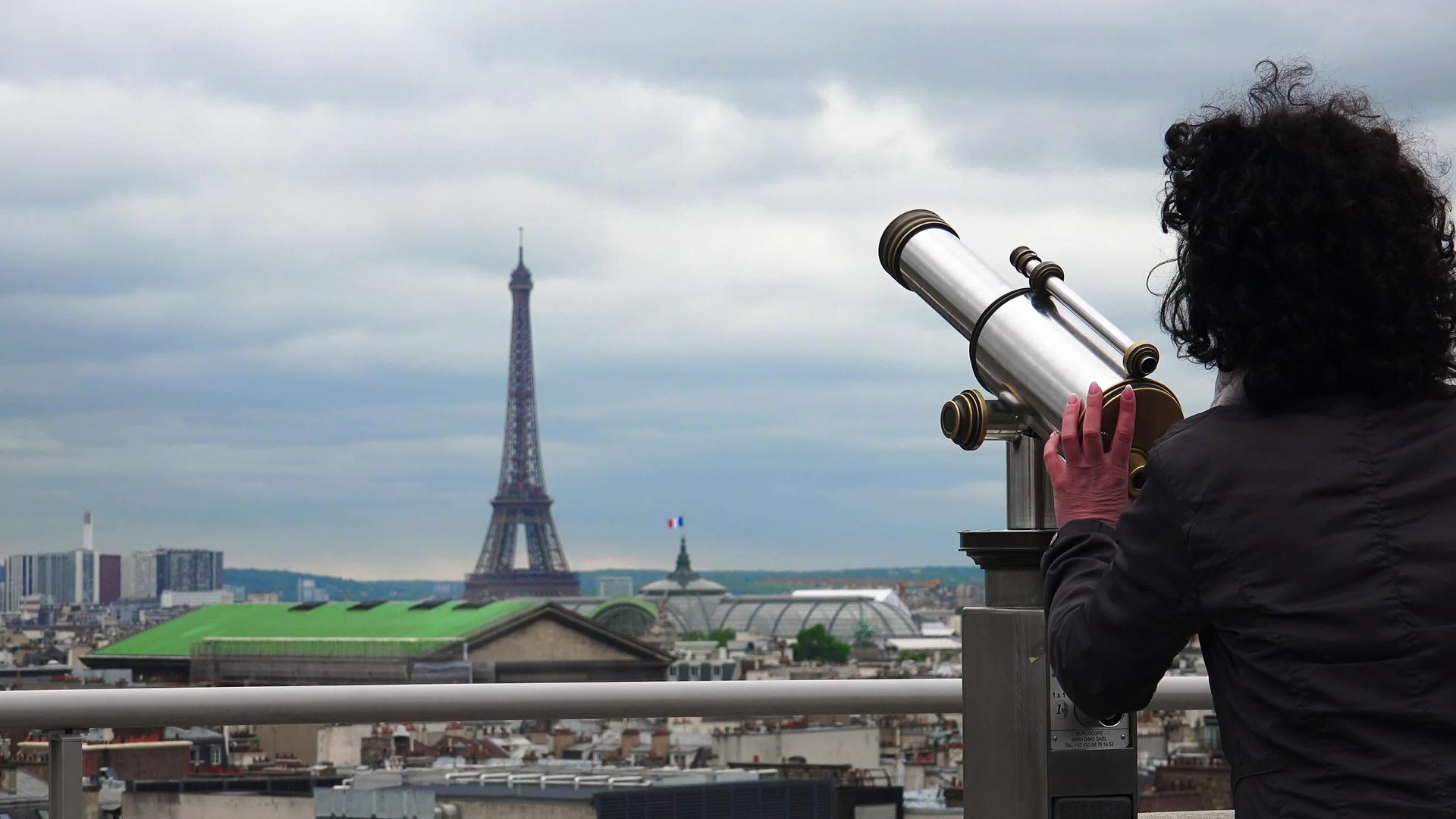 女孩在观光Pais看看望远镜里的背景Eiffel视频的预览图
