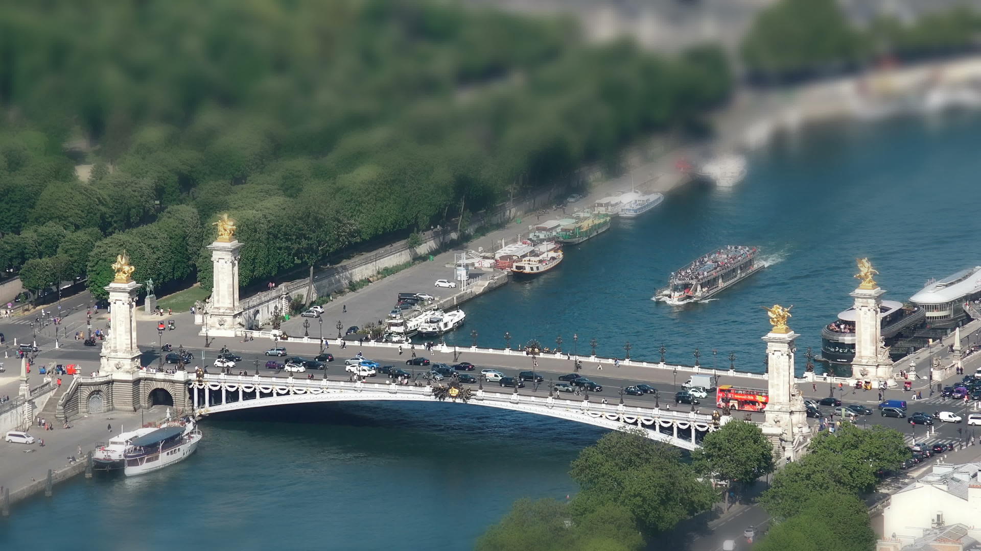 从著名的埃菲尔塔、塞纳河和亚历山大三号桥的空中观察视频的预览图