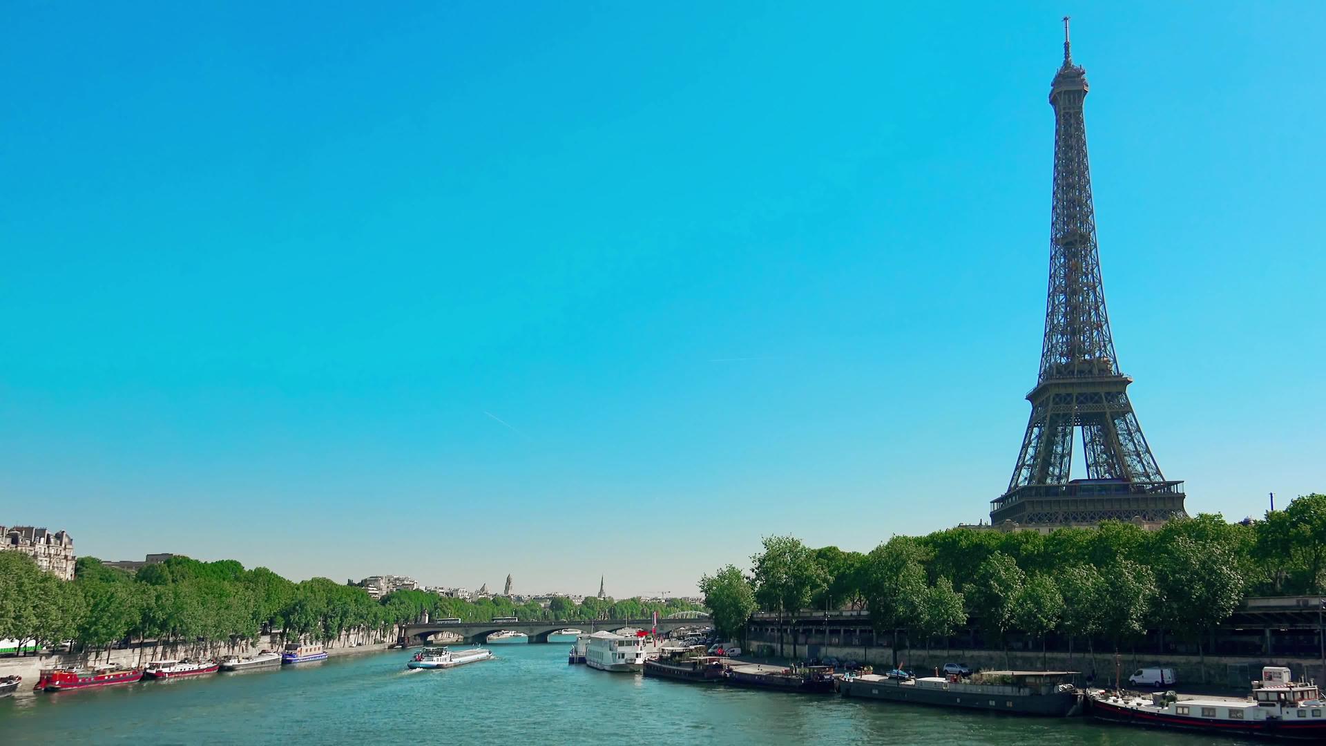 旅游者在Seine游览河中的游艇视频的预览图