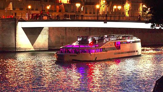 夜间在Parisfrance的Seine河游艇视频的预览图