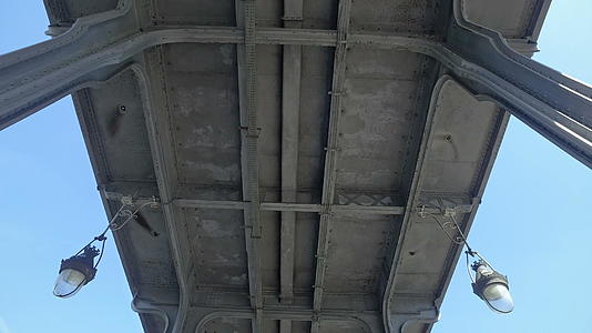巴黎法兰西州birHakeim桥下行走视频的预览图