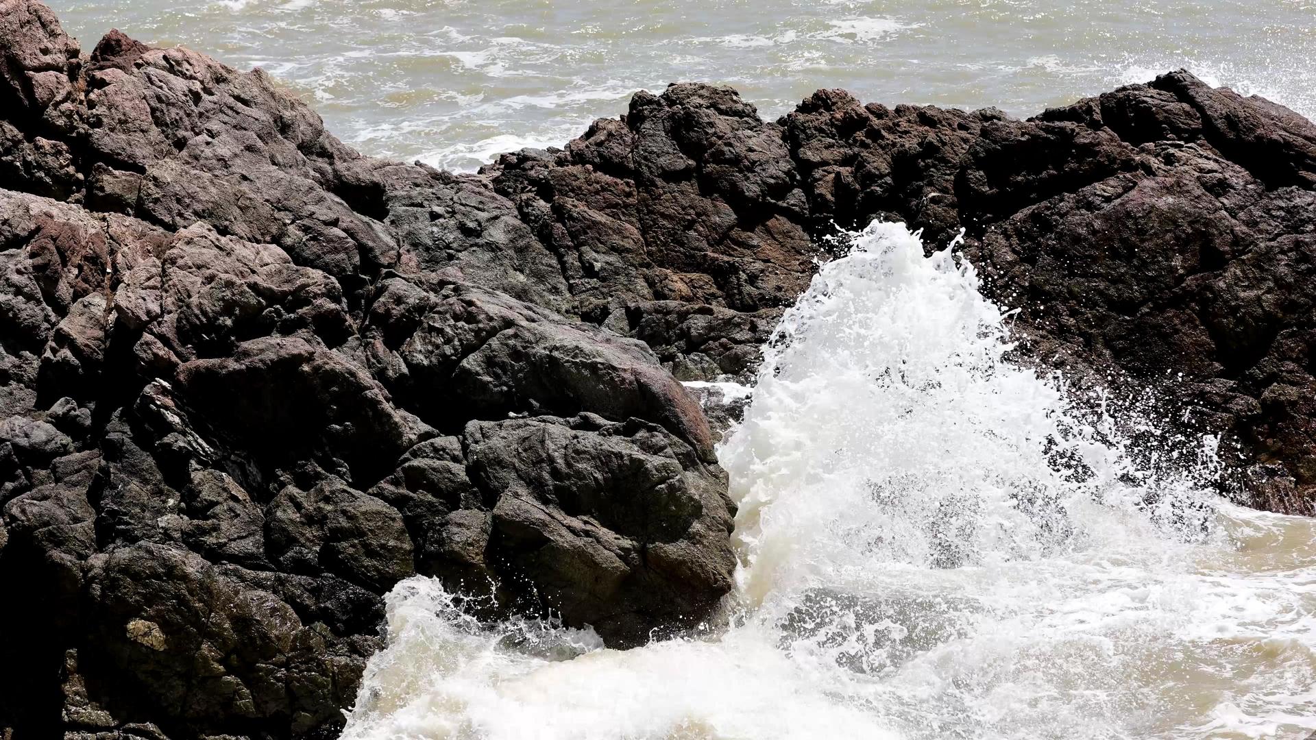 4k实拍夏天大海海浪拍打礁石浪花特写视频的预览图