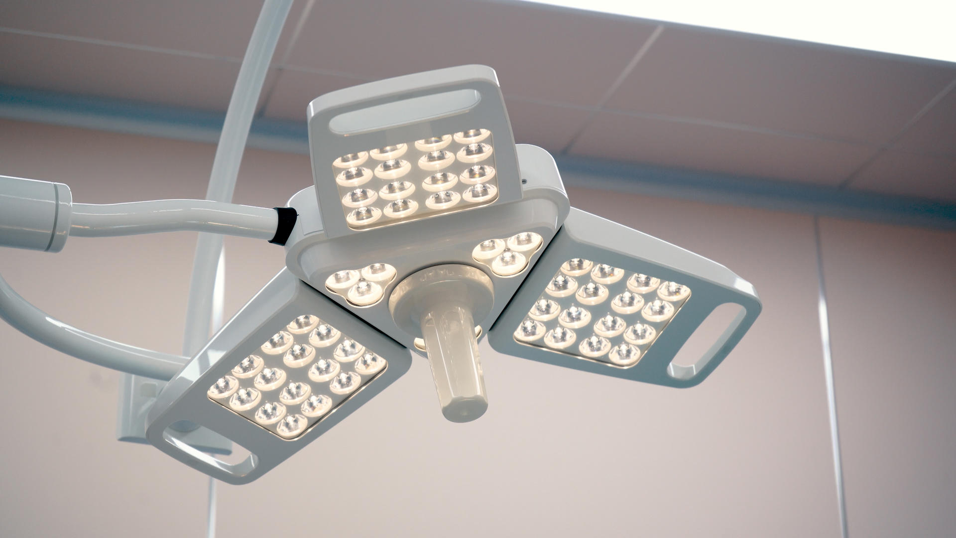 8k医院手术室手术灯实拍视频的预览图