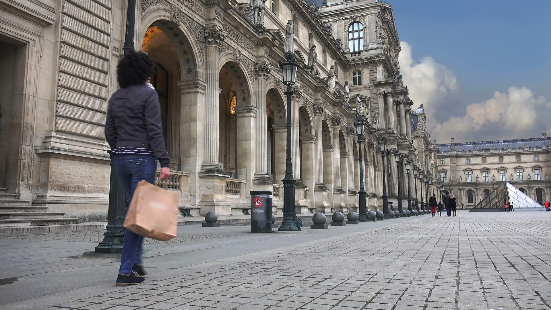 漂亮的女人带着购物袋在法国街上漫步视频的预览图