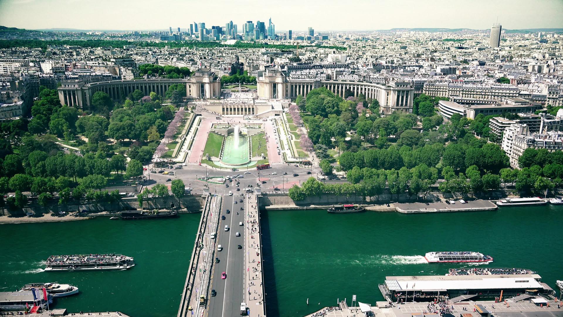 沿河塞纳桥的汽车和Pais的渔船从Eiffel塔视频的预览图