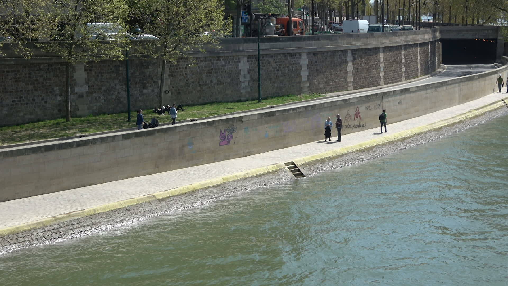 中午在巴黎的西内河视频的预览图