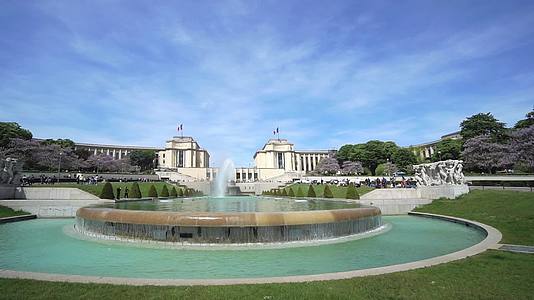 在阳光明媚的日子里巴黎的特罗卡德罗广场有喷泉和蓝天视频的预览图