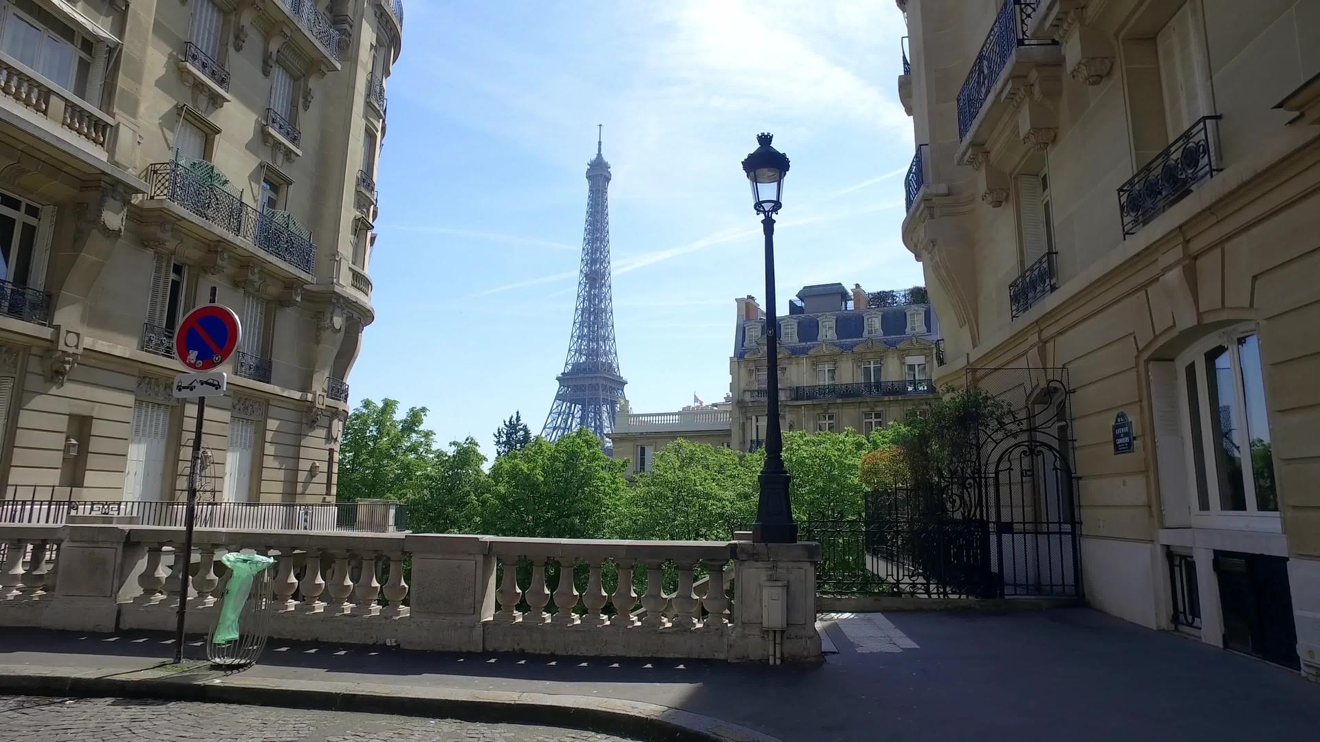 从传统的巴黎街巷建立起来Eiffel视图视频的预览图