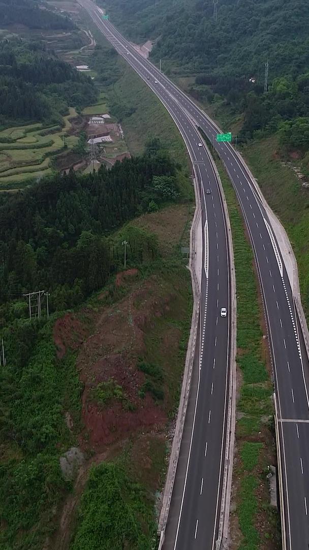 高清航拍高速公路前进下滑机头视频视频的预览图