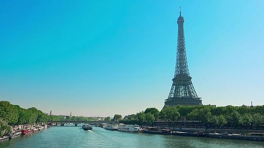 船只在阳光明媚的日子里Seine河和Eiffel视频的预览图