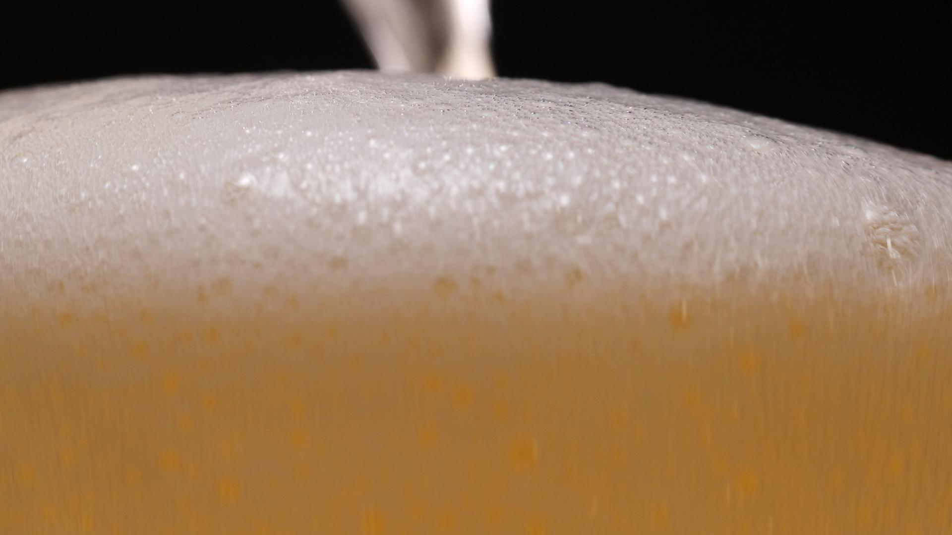 啤酒倒入杯中的特写视频的预览图