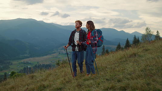 两名游客在户外谈山远足视频的预览图