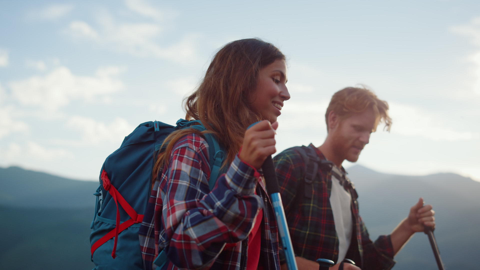 快乐的徒步旅行者走在夏天的山上视频的预览图