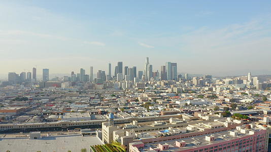 美丽的阳光和蓝天在空中K加利福尼亚州洛杉矶市中心视频的预览图