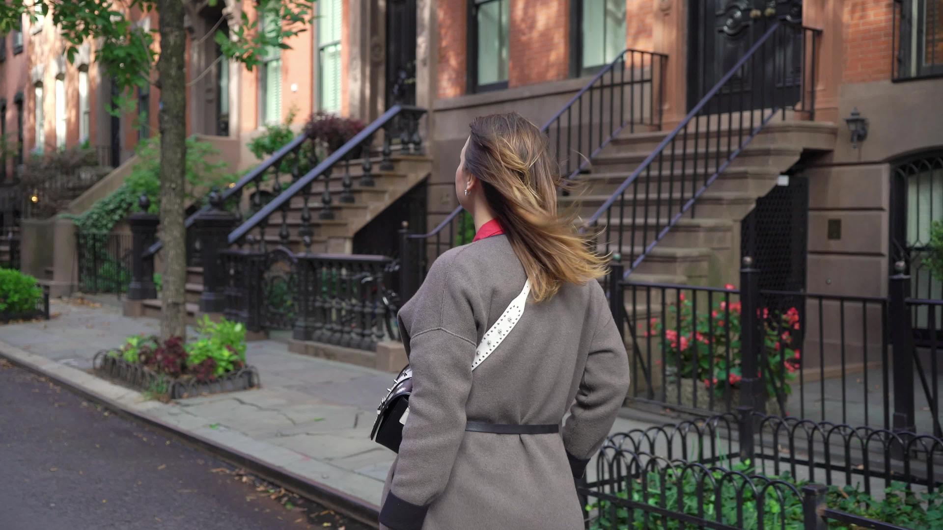 年轻女孩在纽约市中心走来走去视频的预览图