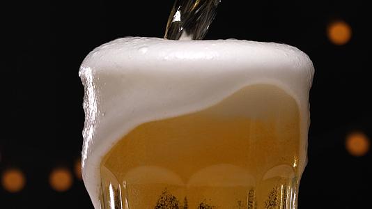 啤酒泡沫从杯口溢出视频的预览图