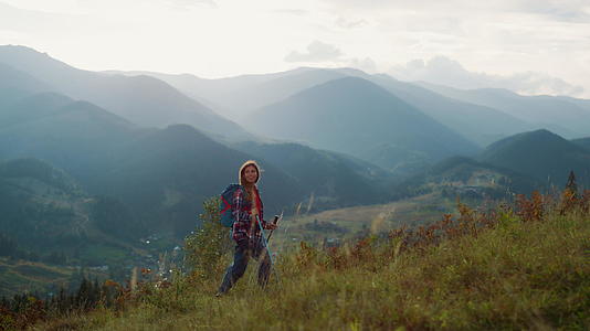 女性背包旅行探索山峰视频的预览图
