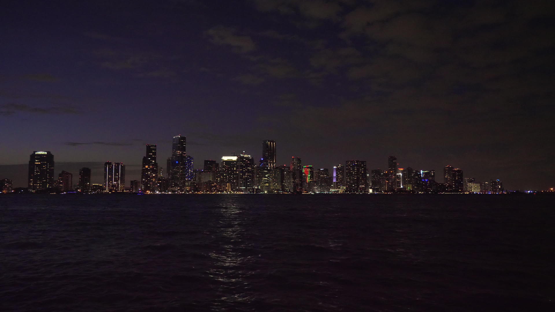 晚上迈阿密市中心的天线击中了小海湾视频的预览图