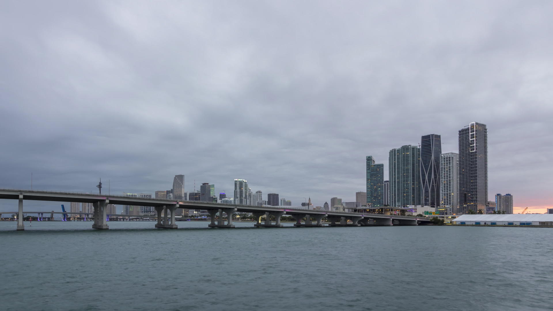 麦克阿瑟铜锣湾迈阿密市中心城市的天际线日落时的海湾视频的预览图