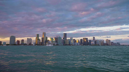 日落在迈阿密市区视频的预览图