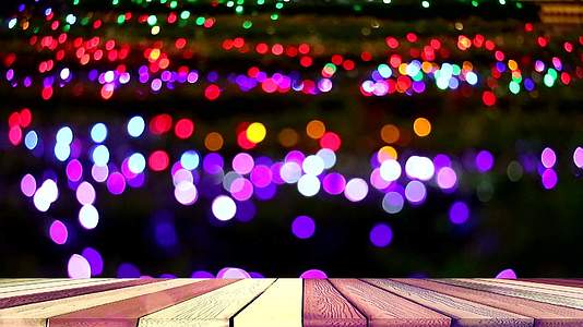 夜间花园树木顶桌和紫红色灯光视频的预览图