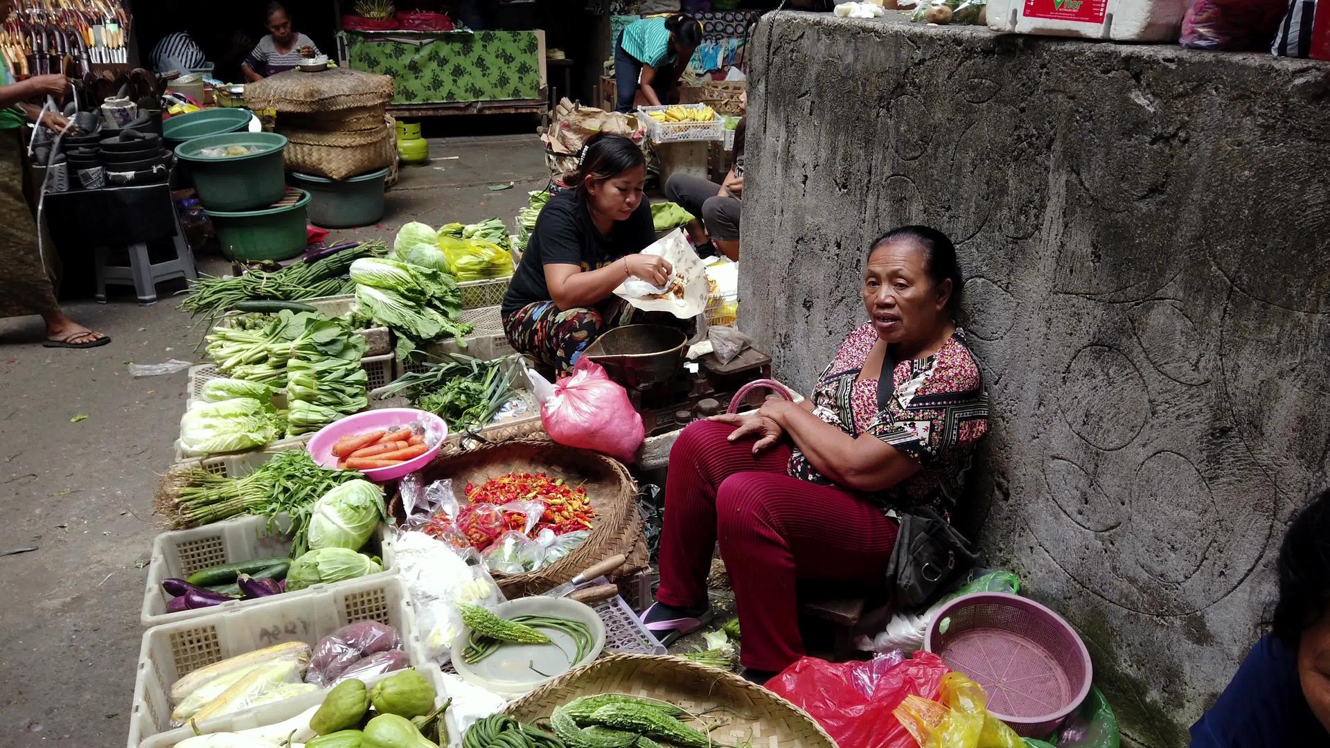 印度尼西亚妇女在市场上销售农产品视频的预览图